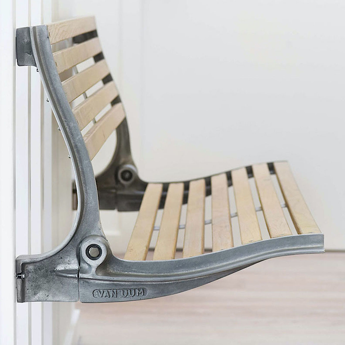 Hangende geveslstoel