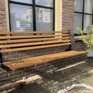 Gevelbank hangend 180 cm met zwarte steunen
