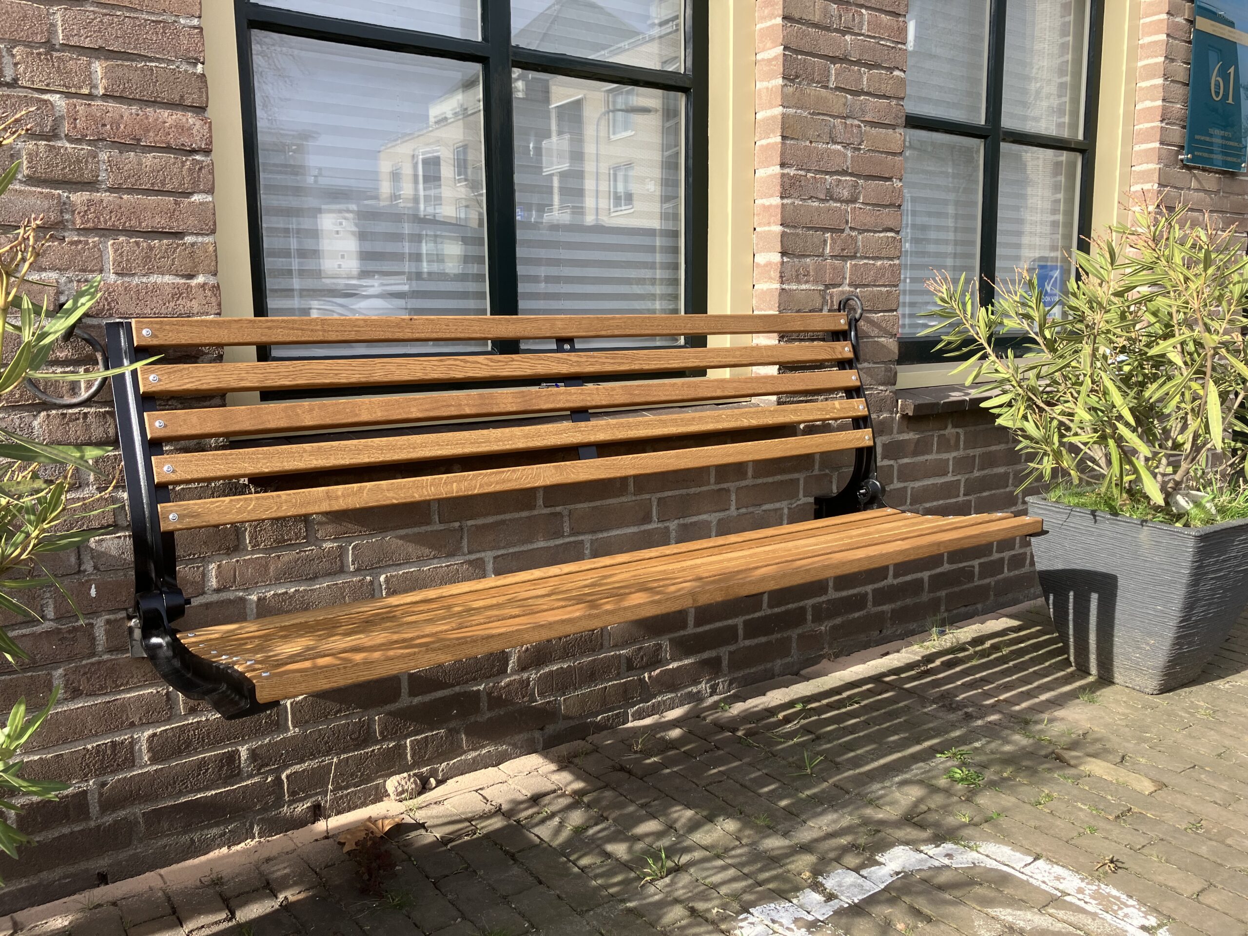 Gevelbank hangend 180 cm met zwarte steunen