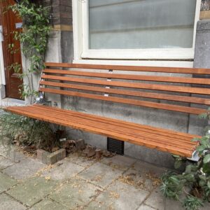 Gevelbank hangend 180 cm met blanke steunen