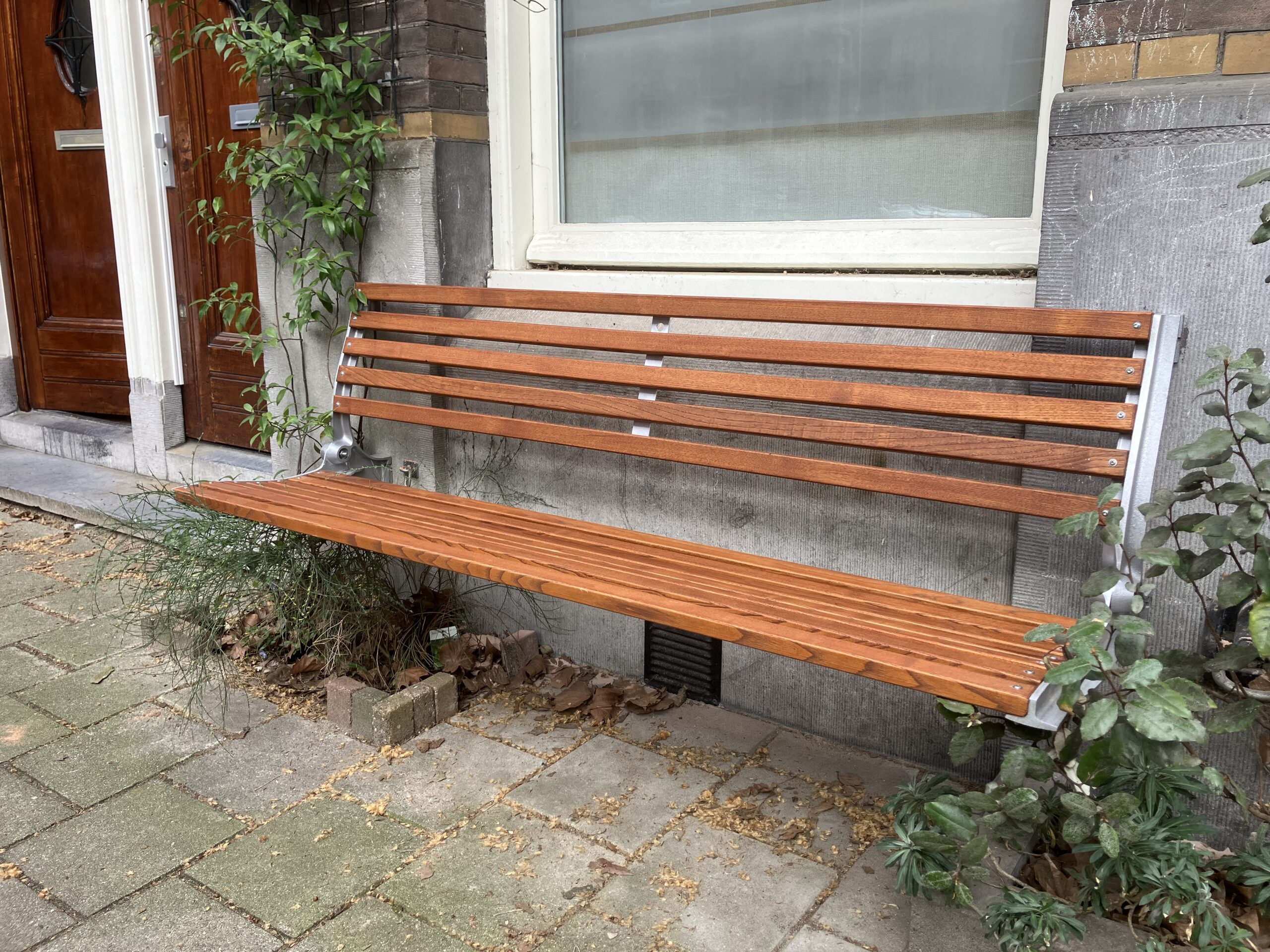 Gevelbank hangend 180 cm met blanke steunen